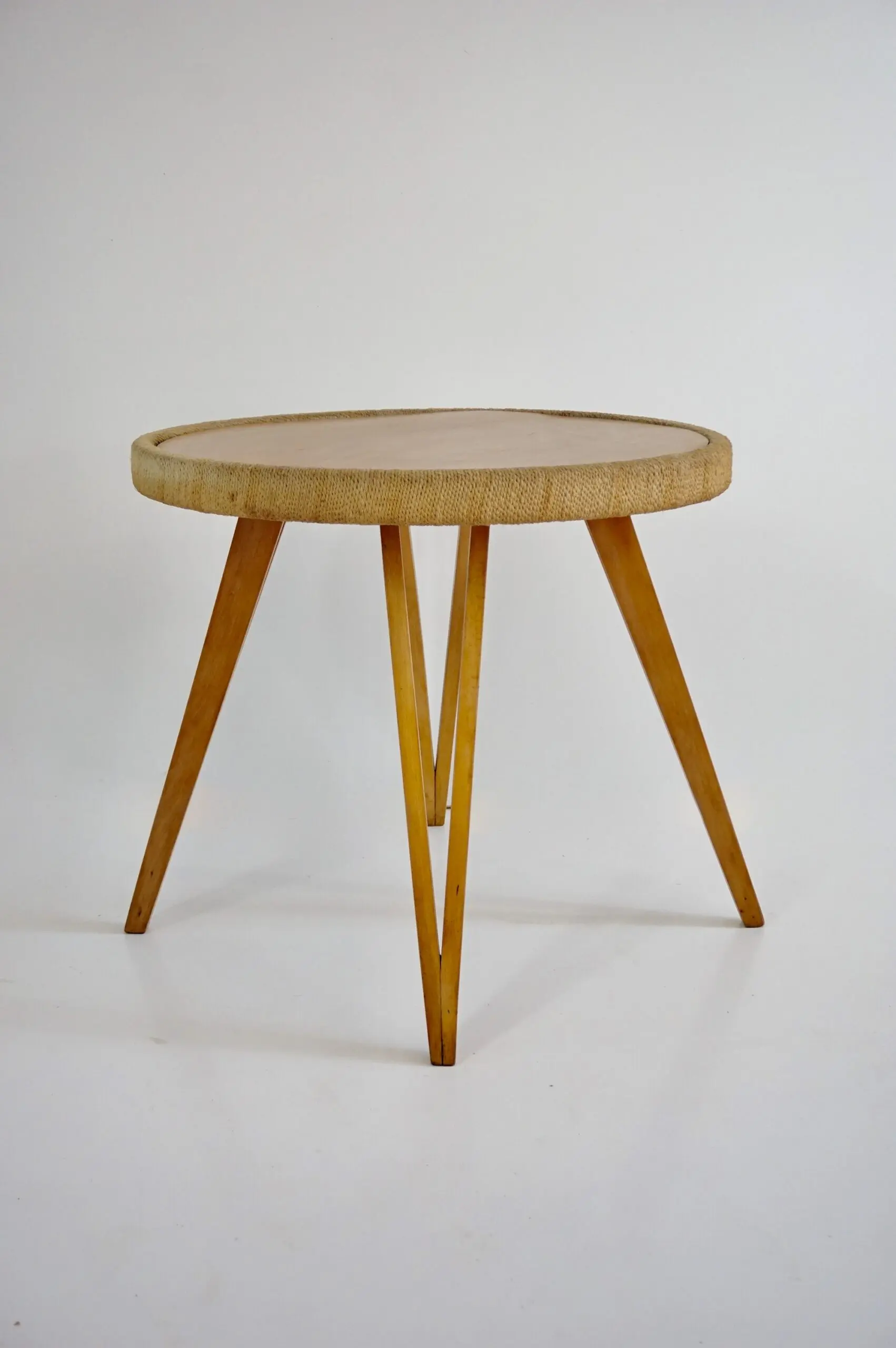 Augusto Romano round beech and straw coffee table, 1948 — image 1