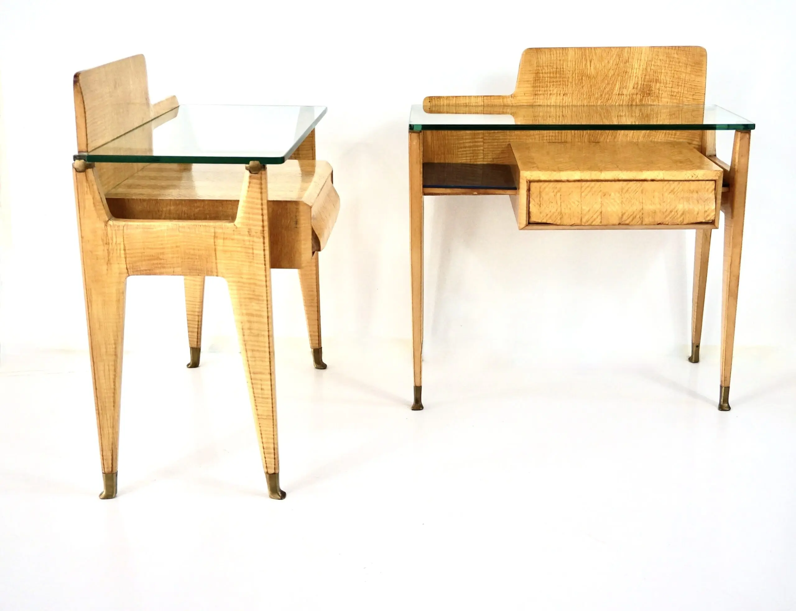 pair of Vittorio Dassi bed side tables, maple veneered, brass and glass, 1950 — image 1