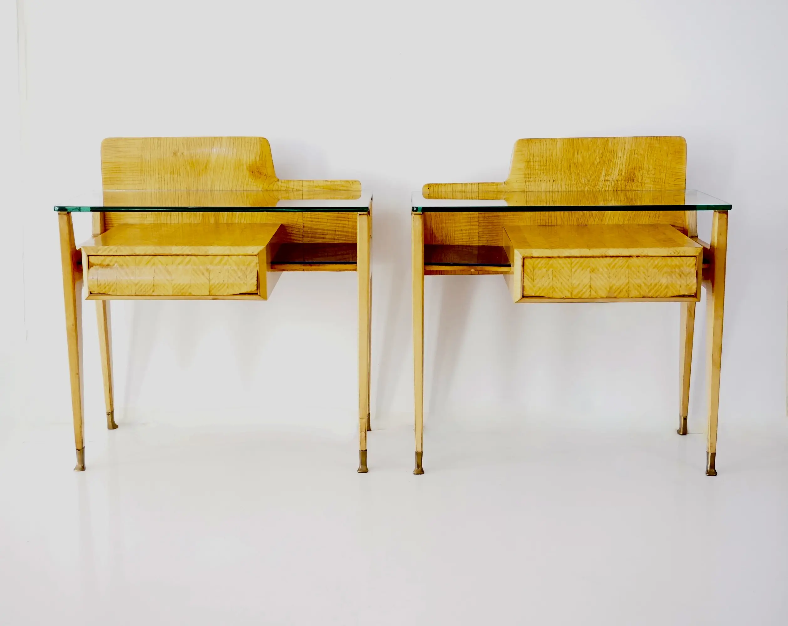 pair of Vittorio Dassi bed side tables, maple veneered, brass and glass, 1950 — image 2