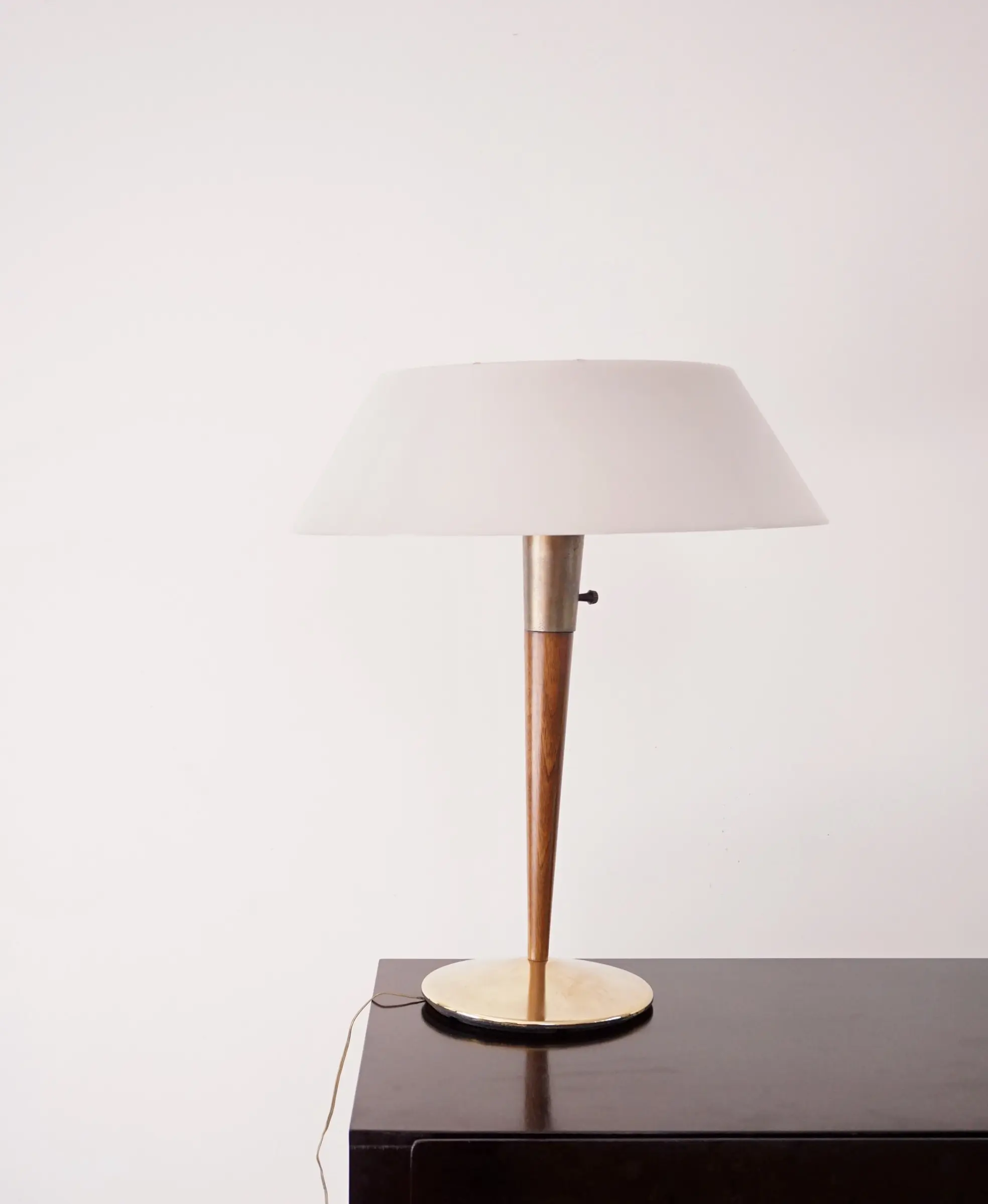 Gaetano Sciolari fine table lamp, brass, walnut, white plexiglass mod. A/1 1960 — Sciolari Gaetano