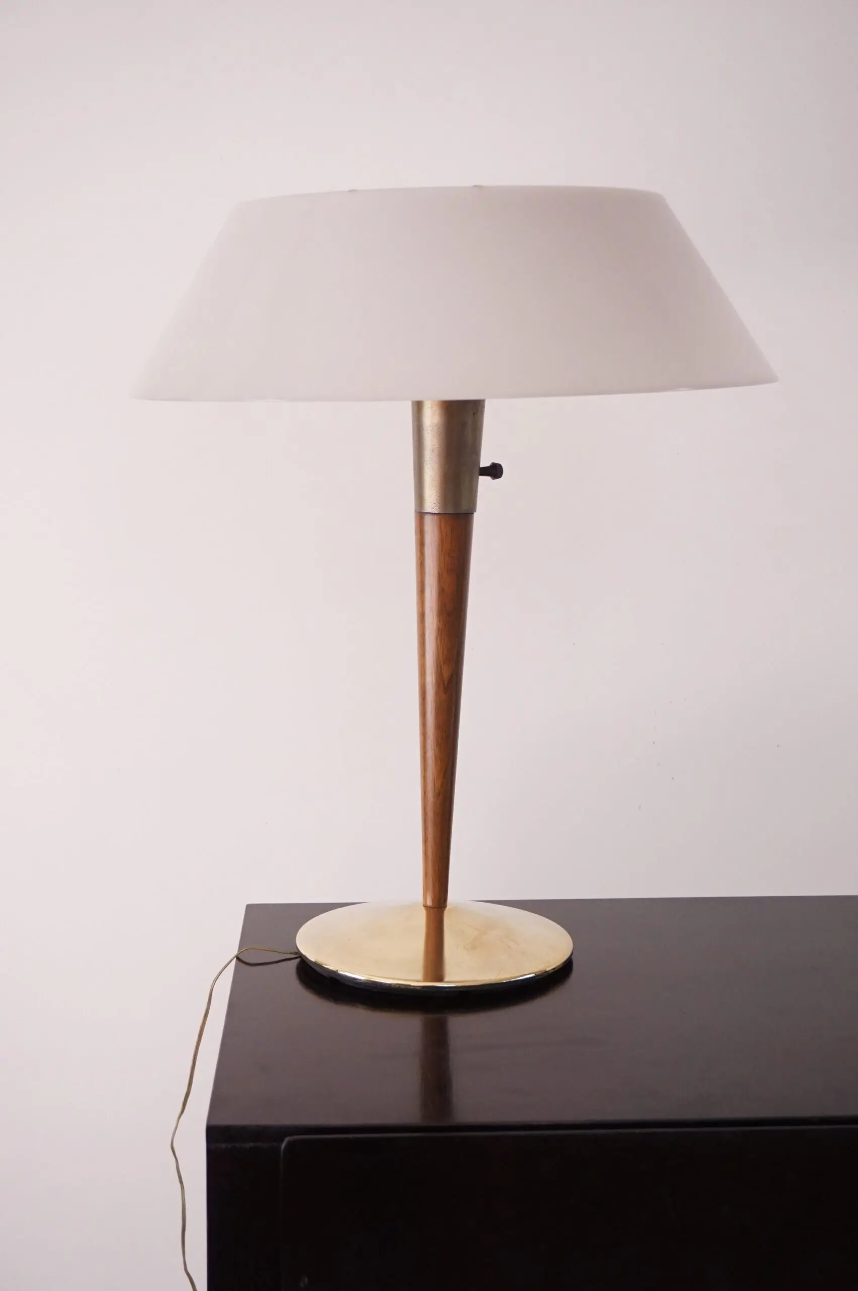 Gaetano Sciolari fine table lamp, brass, walnut, white plexiglass mod. A/1 1960 — image 3