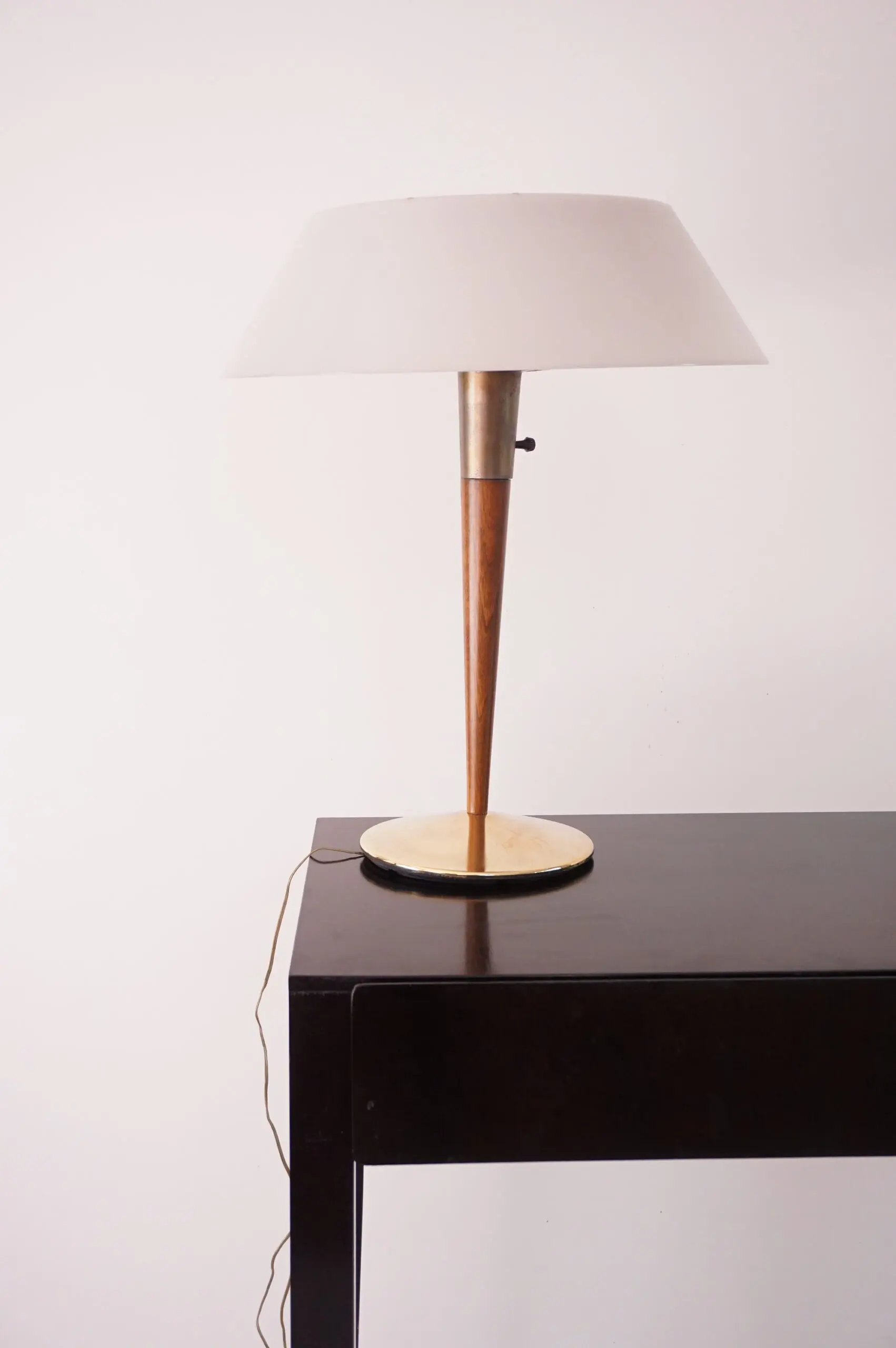 Gaetano Sciolari fine table lamp, brass, walnut, white plexiglass mod. A/1 1960 — image 2