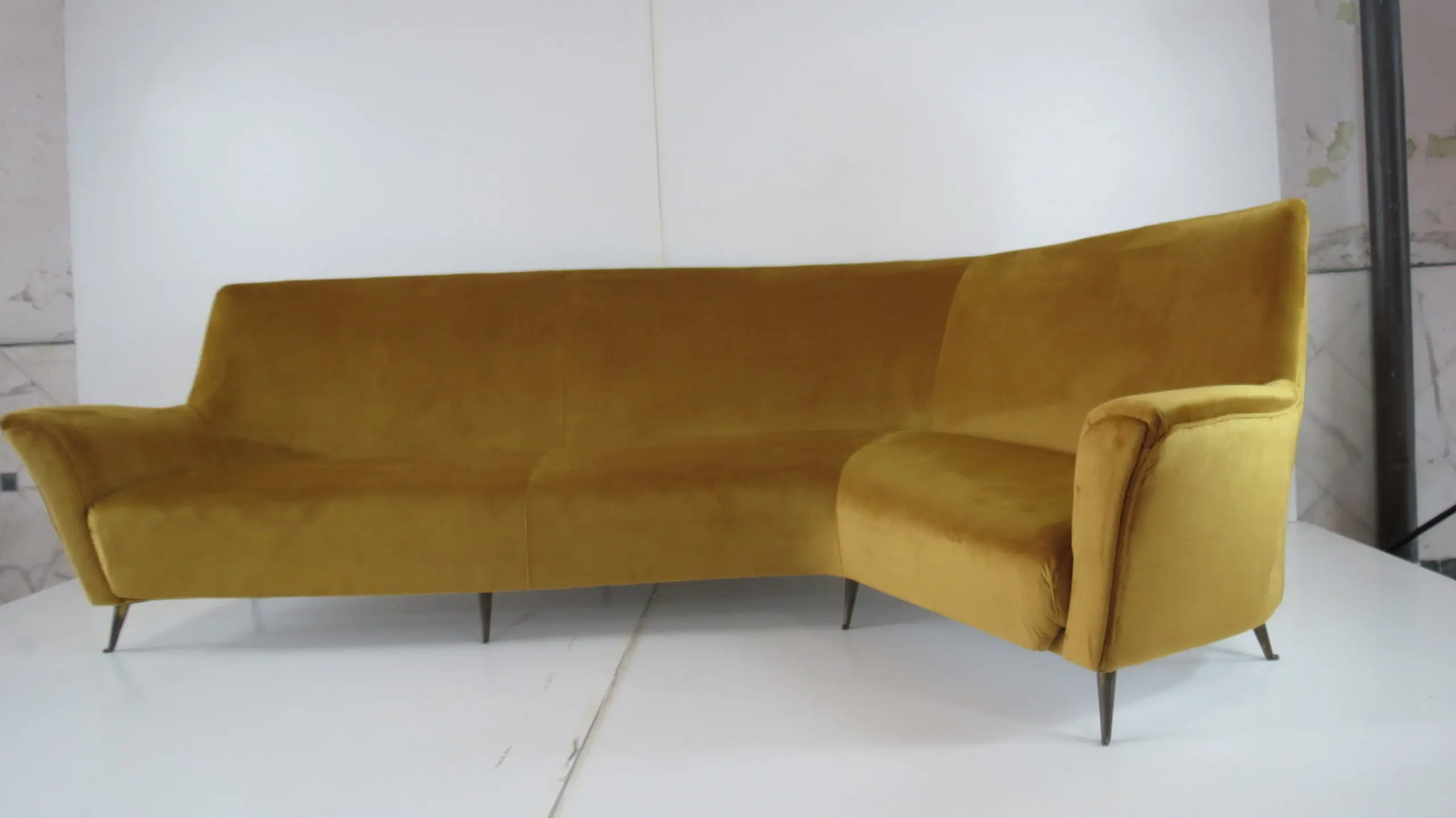 Rare Ico & Luisa Parisi Large Gold Yellow Velvet Curved Sofa by Isa, circa 1952 — image 3